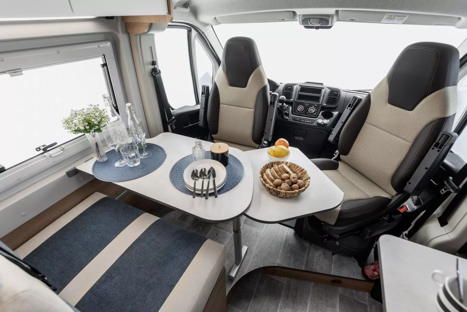 Interior GiottiVan 60 Be Young — alquiler camper Barcelona | CapibaraCamper